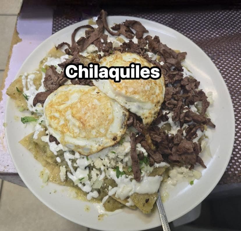 Chilaquiles con huevos y carne