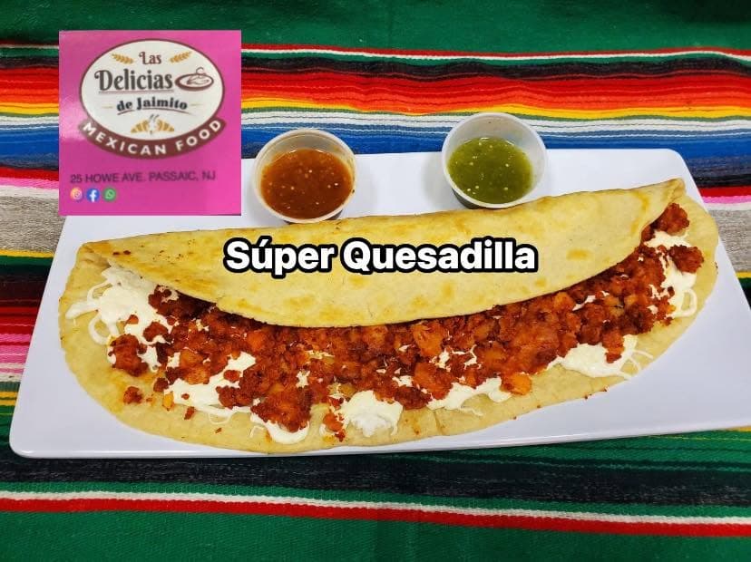 Quesadilla grande con queso, carne y salsas
